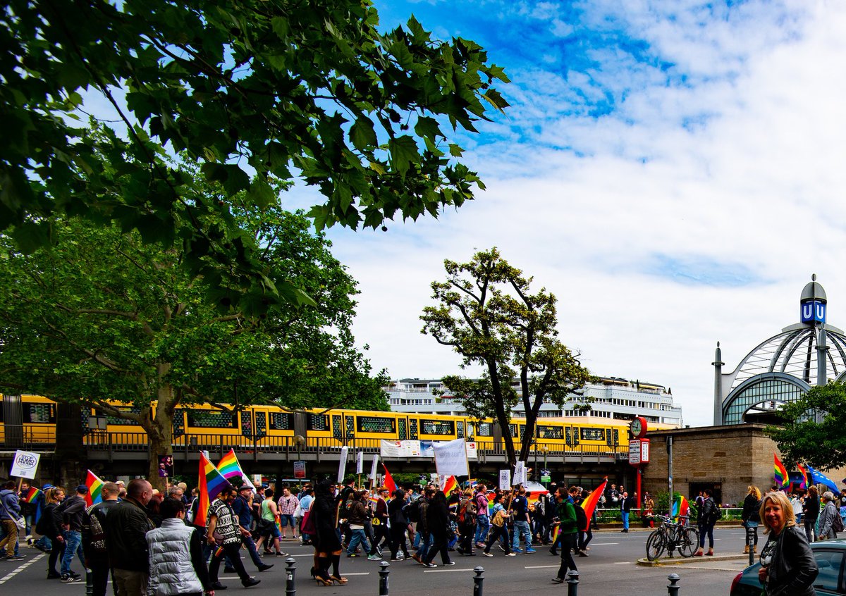 It's #pride2023! Here's a street parade at Nollendorfplatz in Berlin, with people showing their rainbow pride flags. 🌈 

📸 by Derek Braithwait on Unsplash

#fulbright #fulbrightgermany #pride #pridemonth