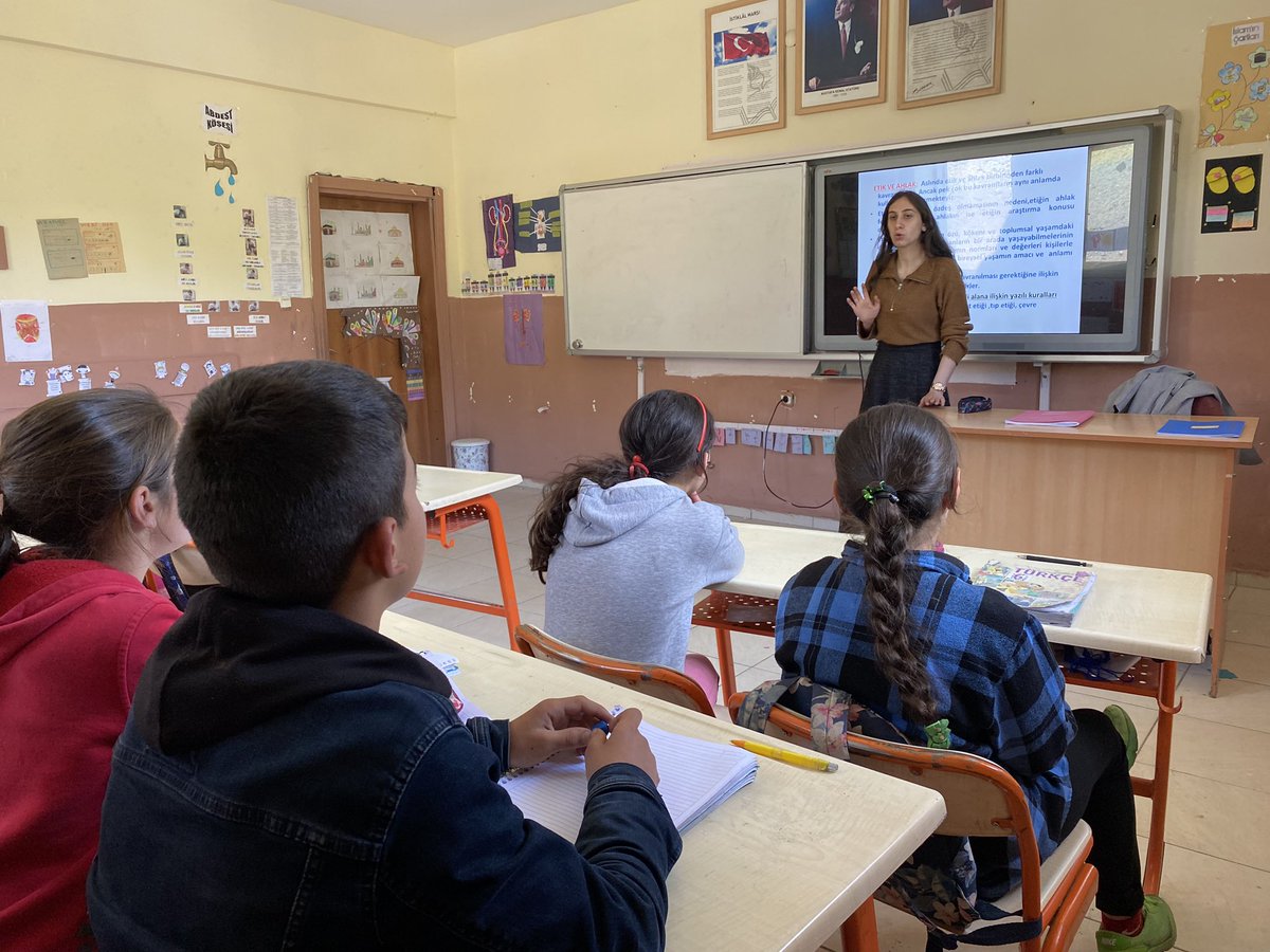 AtyoluO's tweet photo. Okulumuzda ETİK HAFTASI etkinliklerle uygulandı. Etik haftası semineri yapıldı ve afiş çalışması düzenlendi. #ERBAP @skaygusuz @i_bagriyanik @Erzurum_Mem @ErbapE https://t.co/3kooCRyhPH