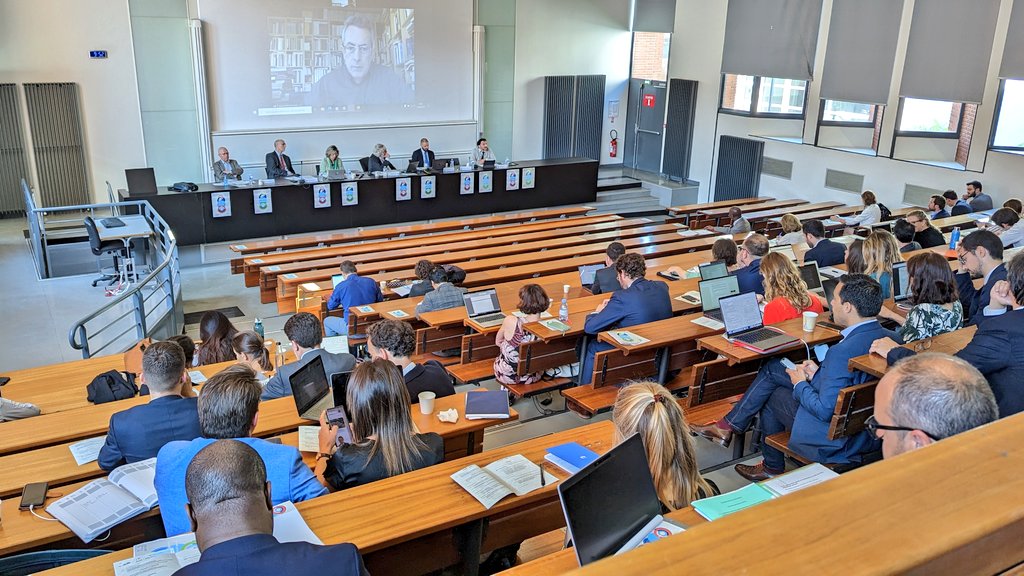EcoleDroitTlse's tweet photo. 📣🗣️ Première table ronde de la 2e journée du colloque annuel de l'@Asso_AFDA sur les enseignements des approches européennes.
Matinée présidée par M. @JeanAuby, Pr émérite à Sciences po Paris.

Cc @IMH_Hauriou
@IDETCOM @iejuc https://t.co/252MiDl634