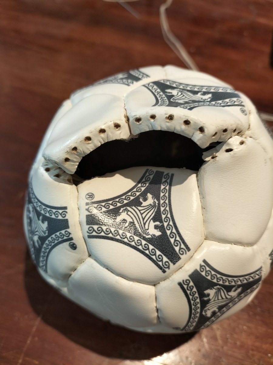 Balservice's tweet photo. Deze mini voetballen zijn gerepareerd en gaan weer  terug naar Spanje. Gracias Mikel. https://t.co/nXb2jrHhMz