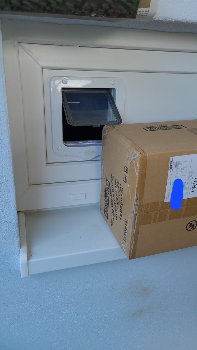 Loooresss's tweet photo. Beim ersten Mal #DHL, jetzt #DPD. Sat mal, was habt ihr denn gegen meine Katze?
#Ganzschlechterablageort https://t.co/lU9RWyGgYt