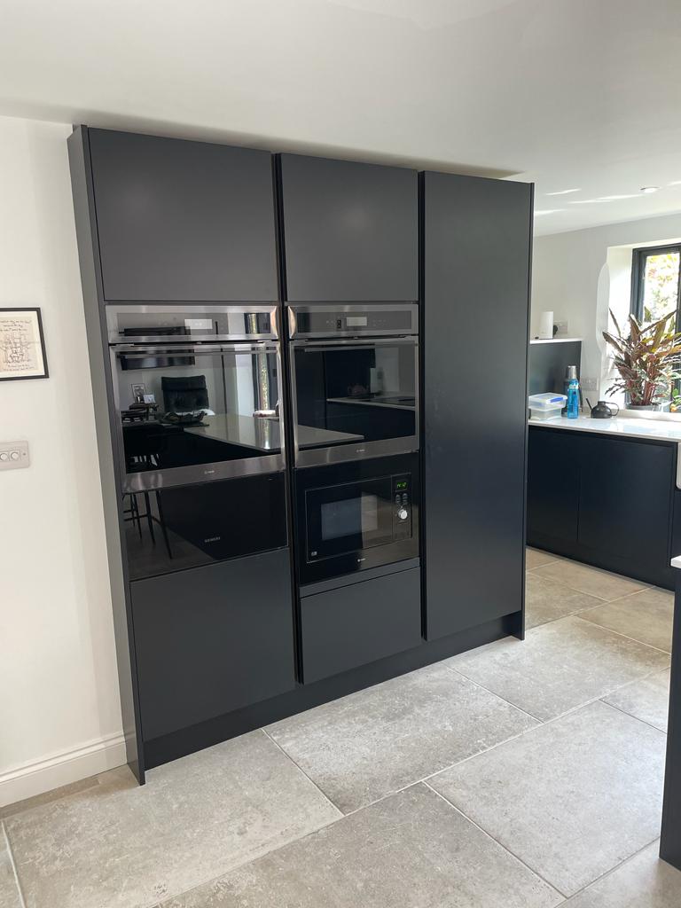 UnitsOnline's tweet photo. Mixing kitchen door colours to great effect!

This kitchen combines the Halifax Oak from our Aspects Bespoke range with Second Nature's Porter finished in Carbon.

#aspectsbespoke #bespokekitchens #kitchens #unitsonline #worktops https://t.co/AlWFv9QAhr