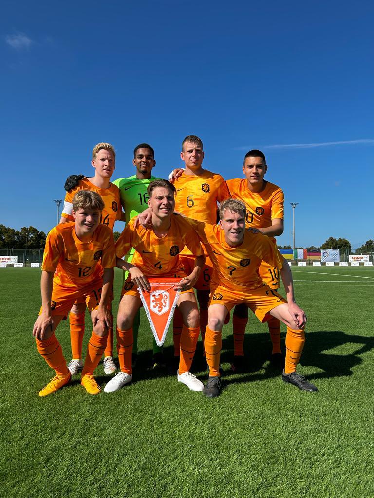 cpvoetbal's tweet photo. ⚽️ 0-3 opnieuw Sem
⚽️ 0-4 Jeroen Schuitert @entervooruit 
Het is rust in Sardinië.
@OnsOranje leidt met 0-4. https://t.co/UDJfEDGmT2
