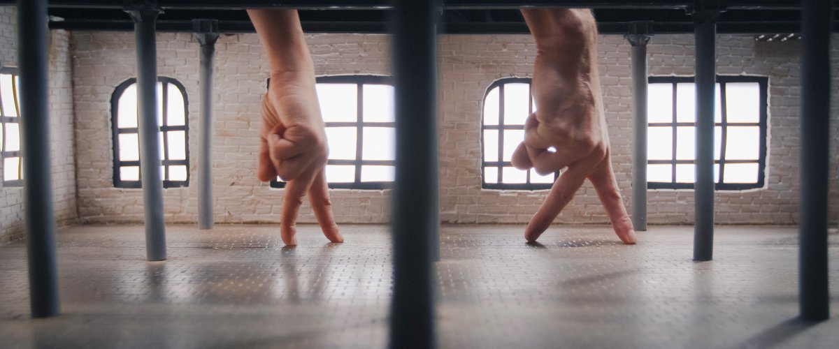 AgendaLisboa's tweet image. Prestes a chegar ao fim, não perca 'Du Bout des Doigts', espetáculo de encerramento do #FIMFA Lx23, onde os bailarinos e coreógrafos Gabriella Iacono e Gregory Grosjean traçam a história da dança ao longo da evolução da humanidade.
agendalx.pt/events/event/d…