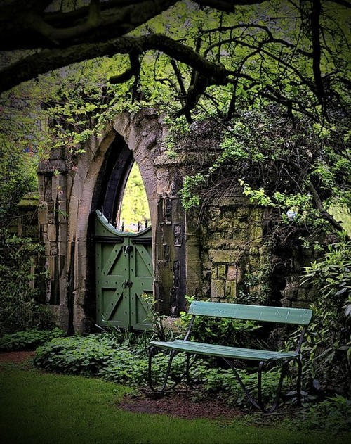 Garden Gate, Regents Park, London, England #GardenGate #RegentsPark #London #England jamesrobles.com