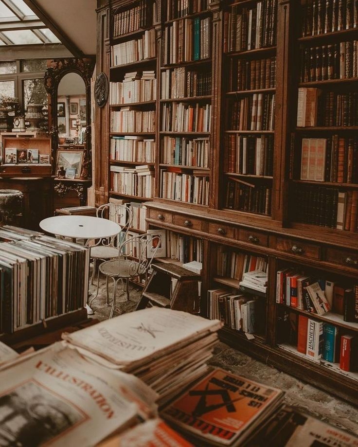 AcademiaDreams's tweet photo. “Bookshops are dreams built of wood and paper.”

– Jen Campbell https://t.co/vnqaDEkOjg