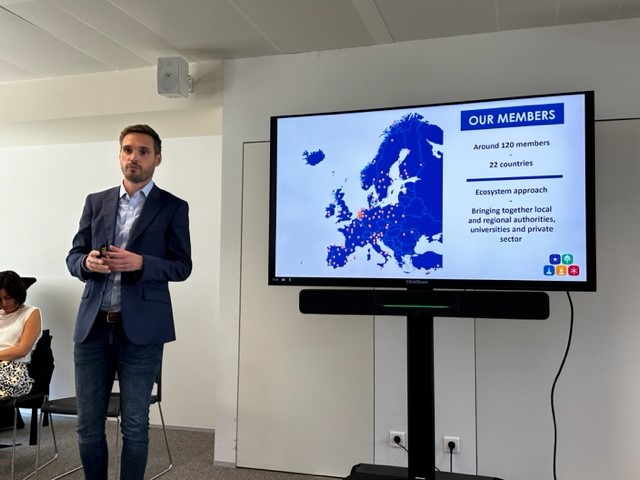 ERRINNetwork's tweet photo. This week, @RyanGTitley moderated a workshop at the Innovative Small and Medium Sized Cities event co-organised by seven #ERRINmembers.
This collaboration is the untold success story of our network: it is all about building relationships🤝 

#CitiesNorthernNetherlands #Thuringen https://t.co/JFLPlQ3Bsp