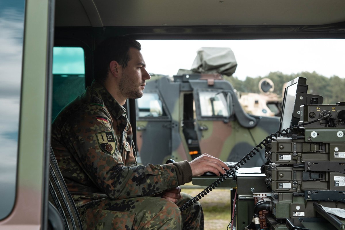 Deutsches_Heer's tweet photo. Truppe sammelt Erfahrung mit #Sitaware: Das moderne Führungsinformationssystem ist fester Bestandteil der #VJTF-Brigade &amp; vernetzt weit entfernte Truppenteile. Gemeinsam bringen @cirbw &amp; #Panzergrenadierbrigade37 die Digitalisierung im #Heer voran. #StrongTogether https://t.co/6Sa6szBUNz