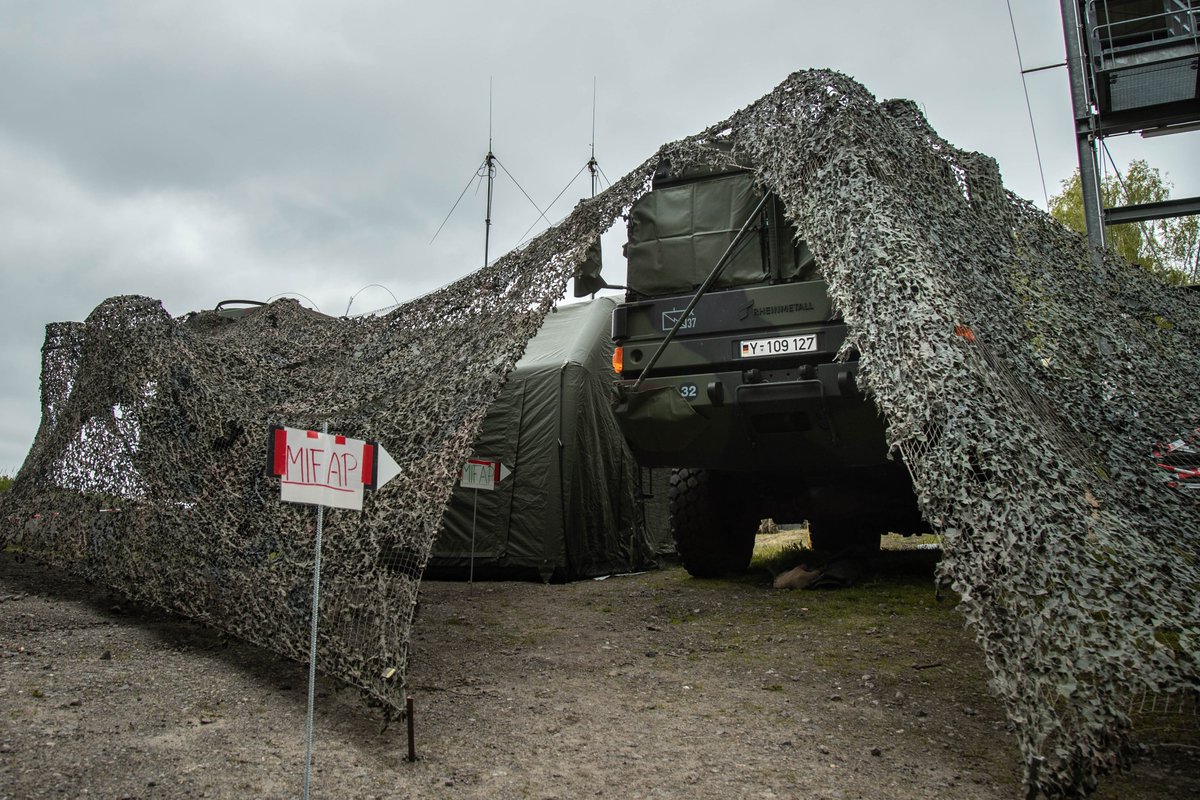 Deutsches_Heer's tweet photo. Truppe sammelt Erfahrung mit #Sitaware: Das moderne Führungsinformationssystem ist fester Bestandteil der #VJTF-Brigade &amp; vernetzt weit entfernte Truppenteile. Gemeinsam bringen @cirbw &amp; #Panzergrenadierbrigade37 die Digitalisierung im #Heer voran. #StrongTogether https://t.co/6Sa6szBUNz
