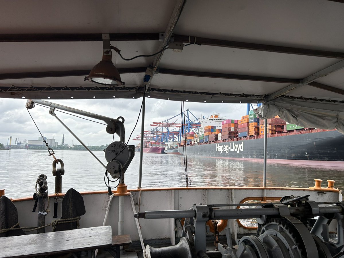 histmuseenhh's tweet photo. Vorbei am Container Terminal Altenwerder @HapagLloydAG - ist unser SAUGER IV unterwegs Richtung Süden. 

#DeutschesHafenmuseum #DEHAM #Museum #Hafen #ontour https://t.co/FULJtISen2