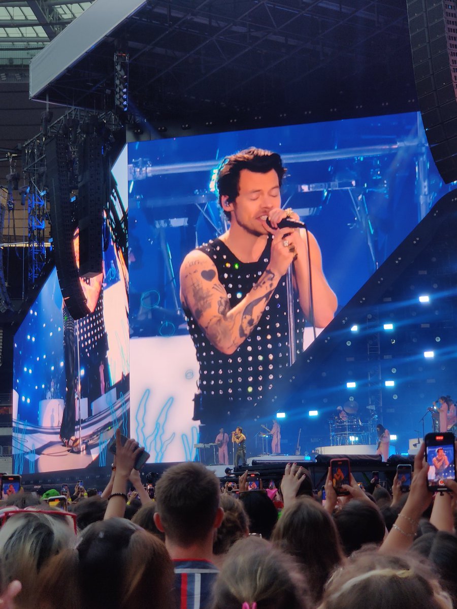clwxcstyz's tweet photo. Omg j'y étais ?!?!?!
Genre Harry est réel ??? En chair et en os????
#LoveOnTourParis https://t.co/9FeH6kihoy
