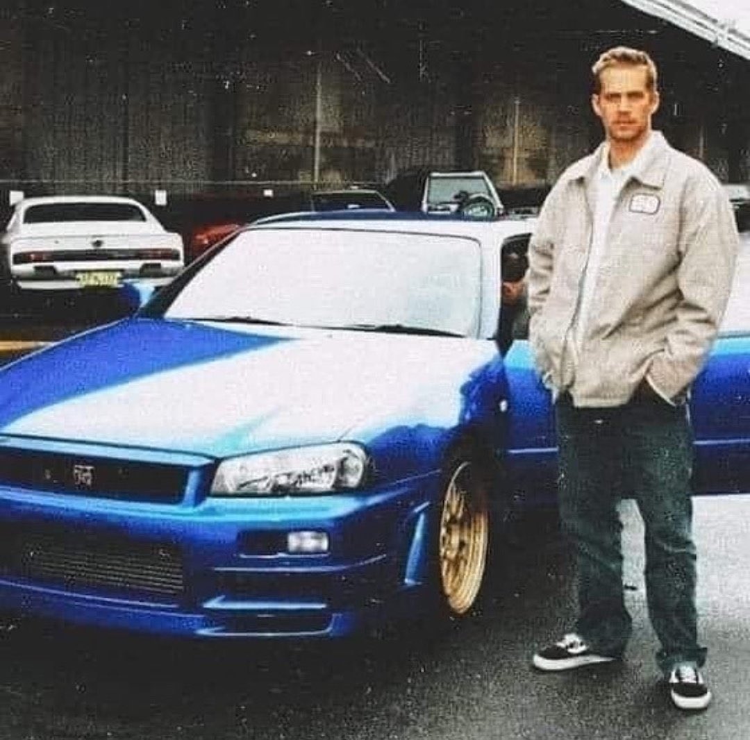 Paul Walker'ın Hızlı ve Öfkeli filminde Nissan Skyline R34 GT-R kullanması tesadüf değildi. Gerçek hayatta da bir GT-R hayranıydı.

Hatta ünlü Japon modifiye garajı Mine's, özel GT-R'larını kullanması için Paul'u davet etti.

Öldüğünde garajındaki 21 otomobilin 6'sı GT-R'dı...