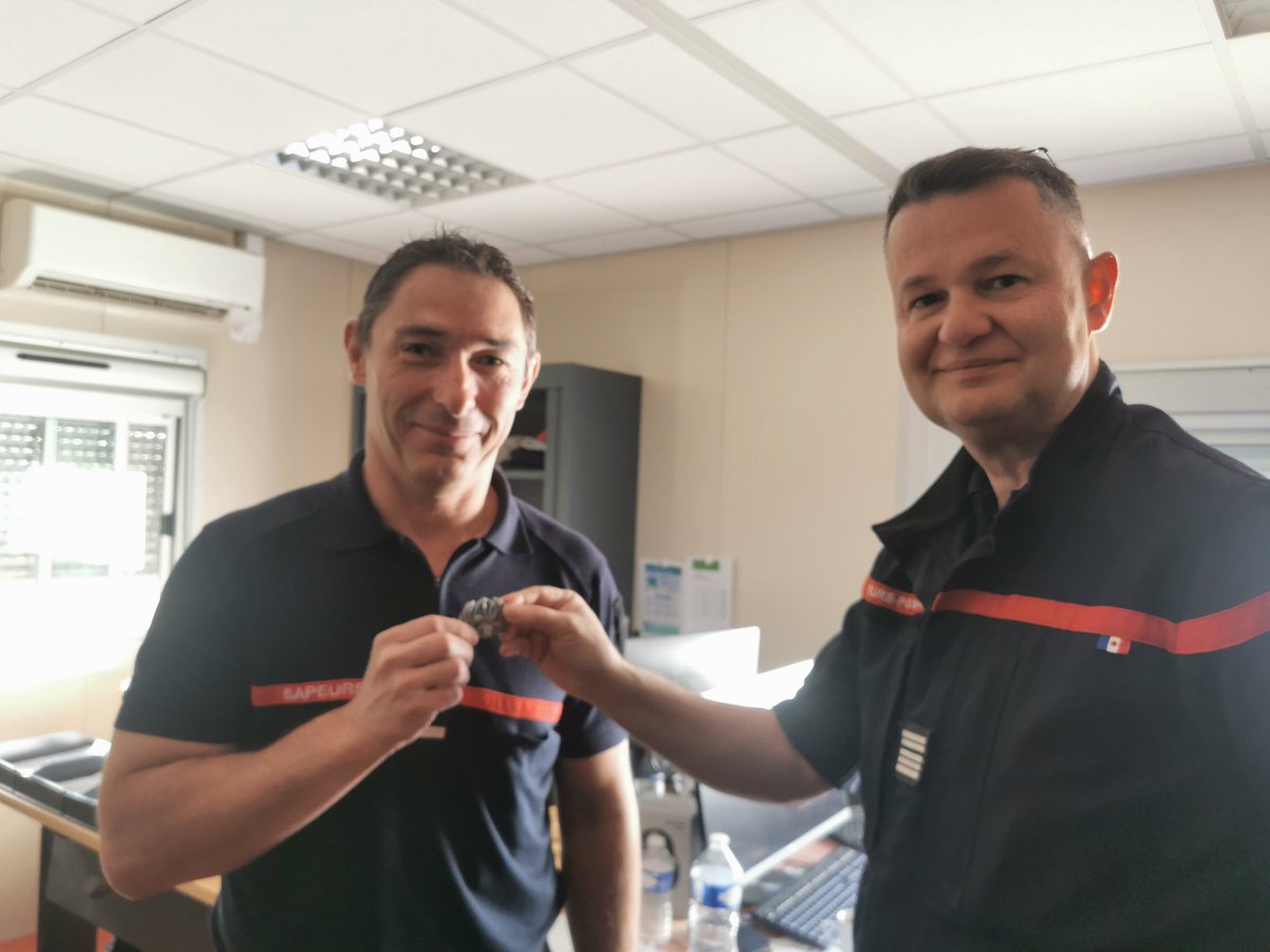 SDIS58's tweet photo. Ce matin, la famille des préventionnistes du @SDIS58 était rassemblée ! ➡️ Remise par le Colonel HC @OlivierPeycru de l'insigne de préventionniste échelon argent 🎖️ à l'ADC Cyril CHAVANCE et au LTN Philippe DAUDIER suite l'obtention de leur brevet de préventionniste #PRV2 💪👏 https://t.co/r99YbkwB5I