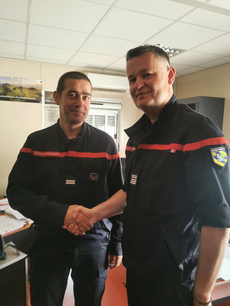 SDIS58's tweet photo. Ce matin, la famille des préventionnistes du @SDIS58 était rassemblée ! ➡️ Remise par le Colonel HC @OlivierPeycru de l'insigne de préventionniste échelon argent 🎖️ à l'ADC Cyril CHAVANCE et au LTN Philippe DAUDIER suite l'obtention de leur brevet de préventionniste #PRV2 💪👏 https://t.co/r99YbkwB5I