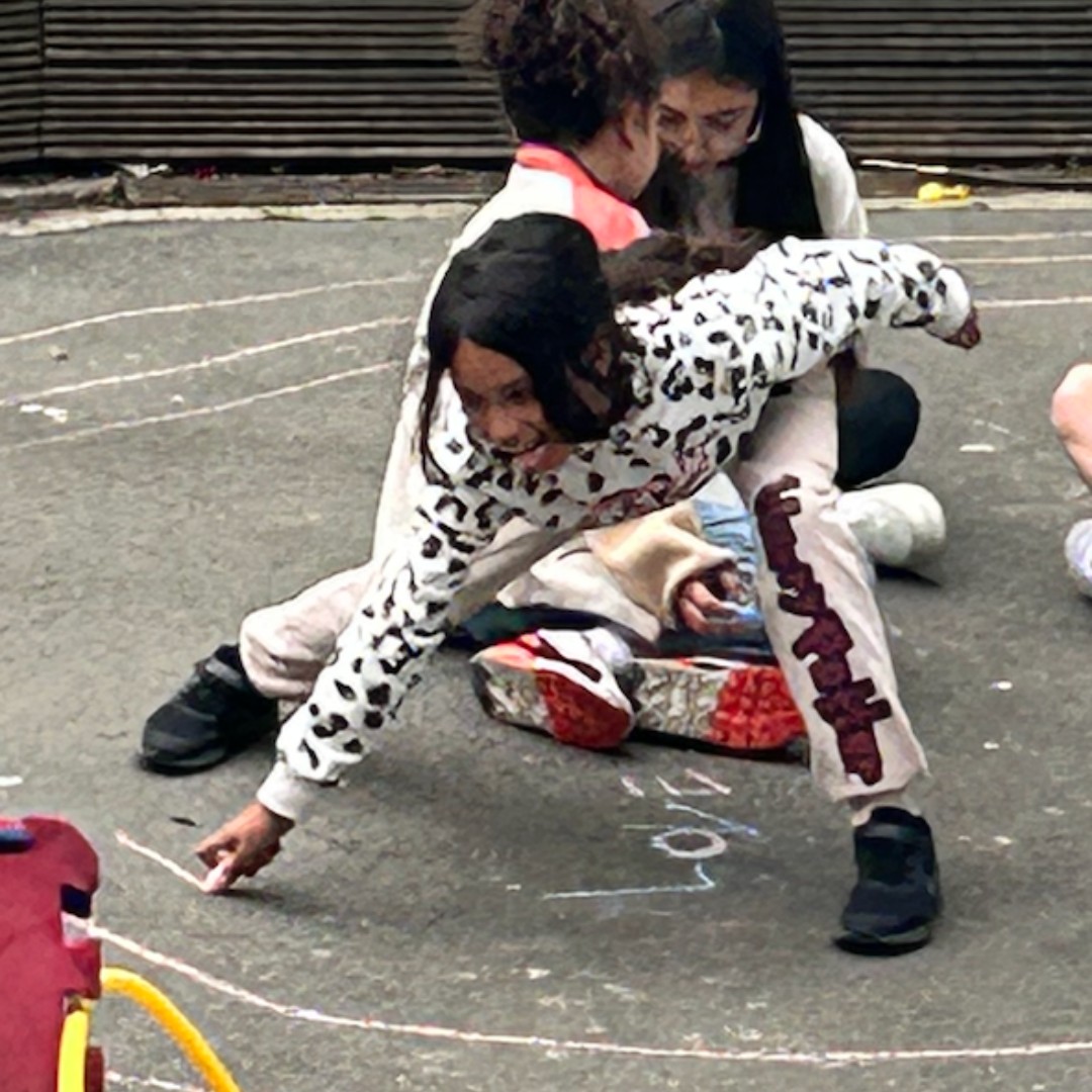Chalk circle game at Barnard 😀 #halfterm #halftermfun #halftermactivities

#FunComesFirst #islington #adventureplayground #playwork #playmatters #letthemplay #londonplaygrounds