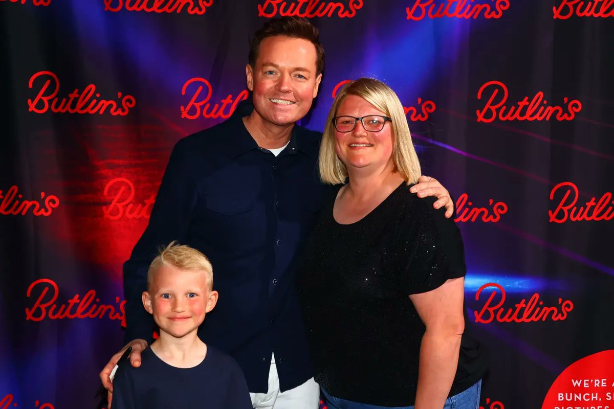 lauraribbo's tweet photo. Had a great time watching @StephenMulhern @Butlins Minehead. Thanks for picking me to be on stage with you! 😊 #readytobutlins #butlins #mayhalfterm https://t.co/g0sSPpuxZZ