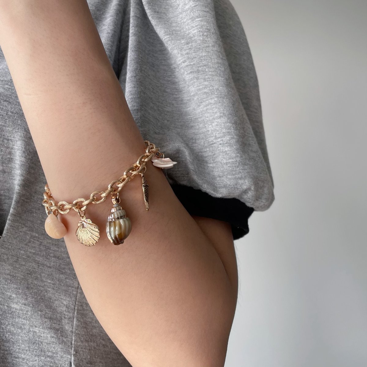 Brighten up your look with this summertime essential - the SHELL BRACELET! This delightful accessory will give your outfit a beachy touch with its seaside inspired design. Get ready to feel all of the ocean vibes! 🌊🏄‍♀️#bracelet #holidayjewelry #shellbracelet #braceletwholesale
