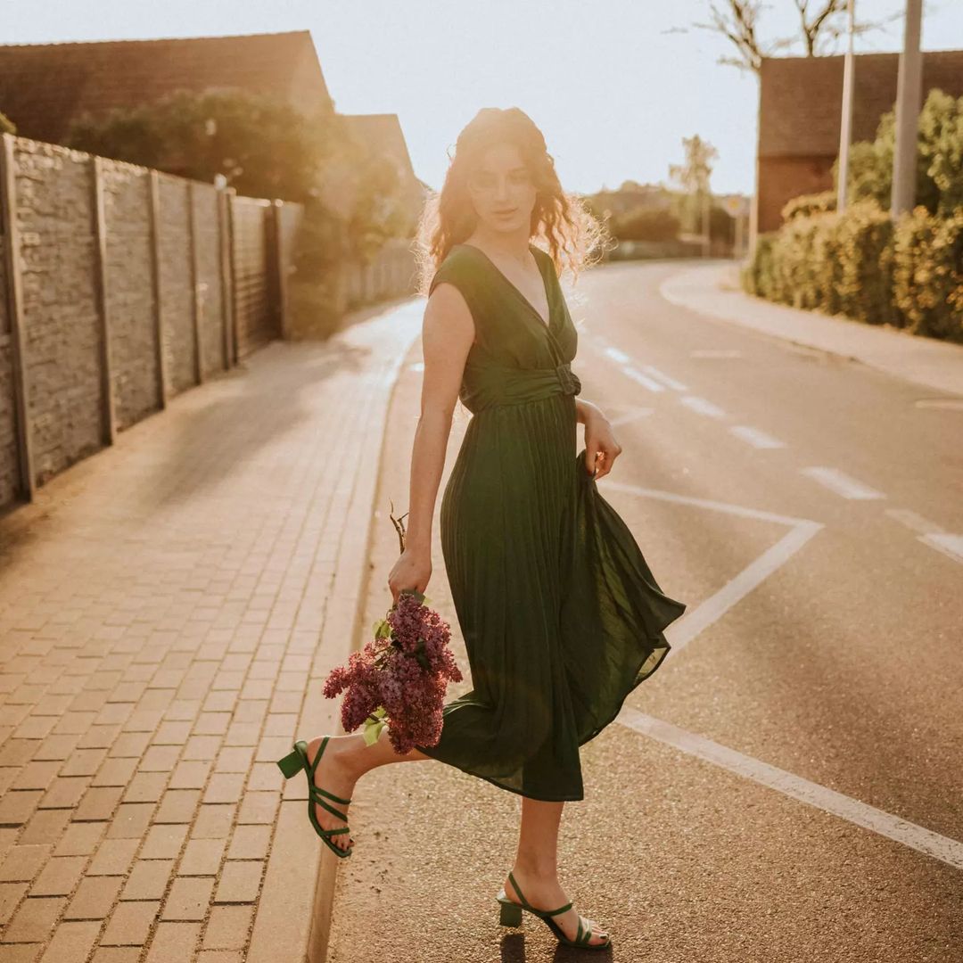 🌿💐💚This stunning dress combines a timeless wrap design with delicate pleats, creating a flattering silhouette that exudes confidence and grace. @grelalala 

Dress: chicwish.com/sash-adorned-p…

#chicwish #sleevelessdress #greendress