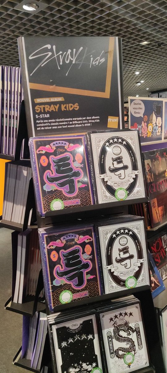 ⭐️ STAYs, les albums '#5_STAR' sont disponibles dans vos rayons FNAC dès maintenant! 

Faisons de notre mieux pour que @Stray_Kids figure dans le classement SNEP🇫🇷 en achetant des albums à la FNAC!

N’hésitez pas à poster vos photos de vos visites à la Fnac ci-dessous! 🫶