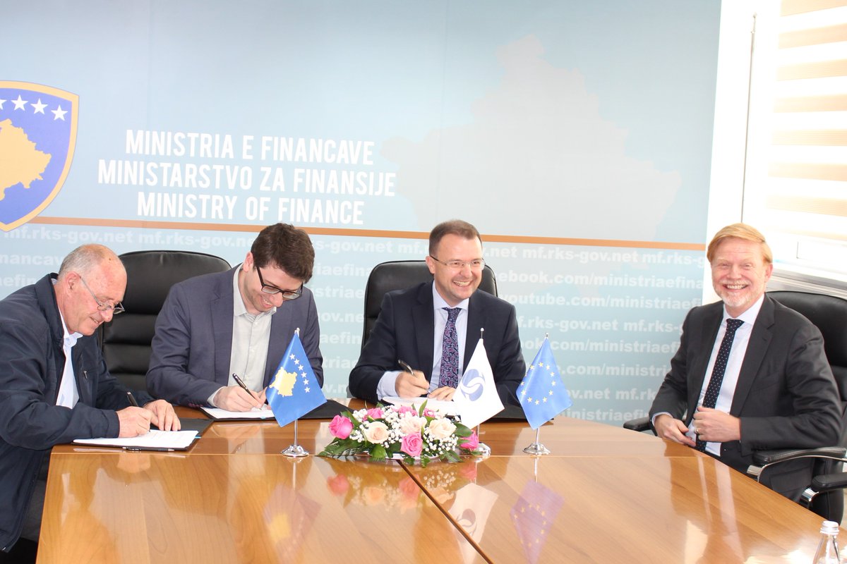 Clean water for #Kosovo! Gjilan wastewater treatment plant receives EUR 2.5m financing from EU and WBIF donors, adding to <a href="/EBRD/">The EBRD</a> and <a href="/EIB/">European Investment Bank</a> financing. Minister Hekuran Murati signs agreement with EBRD head of Kosovo Sergiy Maslichenko. EU and Hidromorava cheering on.
