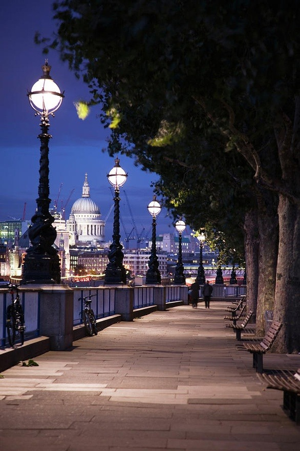 robinripley's tweet photo. Queens Walk, Thames River, London #QueensWalk #ThamesRiver #London https://t.co/gndGpB7Hvr https://t.co/h6WDTQZ5Ga