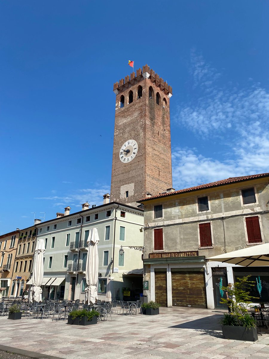 Buona festa della Repubblica 🇮🇹

#visitbassano #bassanodelgrappa #torrecivica #piazzagaribaldi #veneto #visitveneto #italia #bluesky #2giugno #FestadellaRepubblica