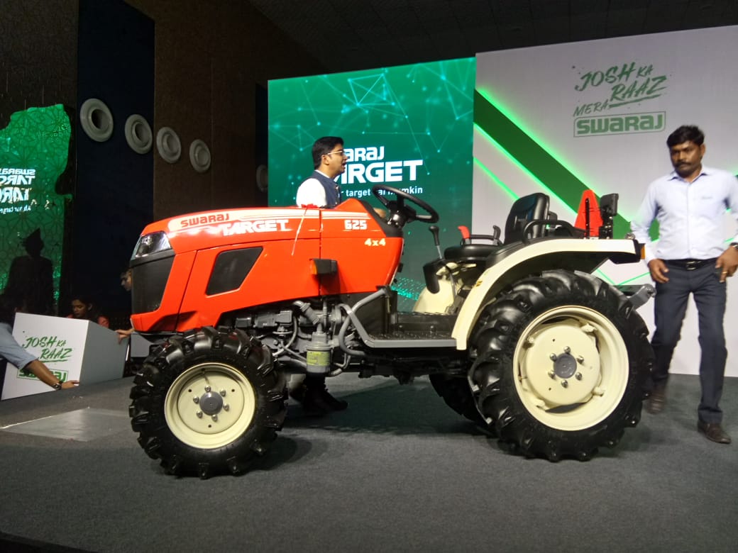 news_tractor's tweet image. 📸 Exclusive close-up shots of the stunning Swaraj Target 625 4x4 Tractor Model, fresh from the Swaraj Tractors event! 😍 Get an up-close look at this powerful machine captured by Team Tractor News. 
#Target625 #TractorLaunch #ExclusiveShots"
