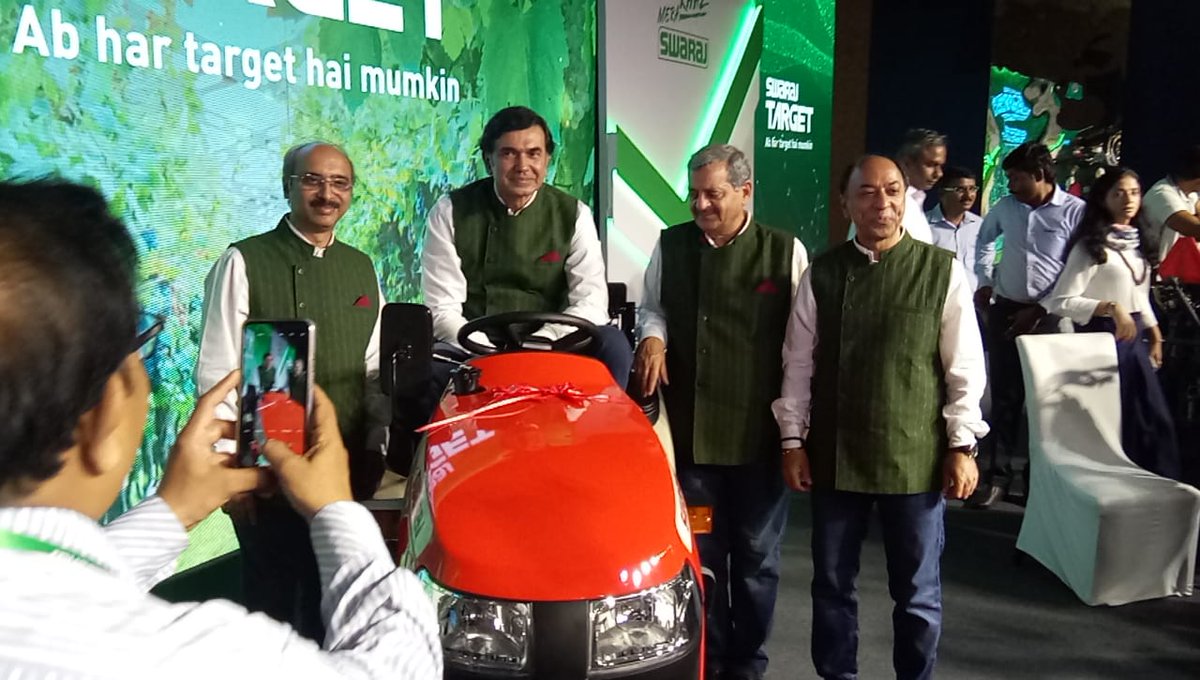 news_tractor's tweet image. 📸 Exclusive close-up shots of the stunning Swaraj Target 625 4x4 Tractor Model, fresh from the Swaraj Tractors event! 😍 Get an up-close look at this powerful machine captured by Team Tractor News. 
#Target625 #TractorLaunch #ExclusiveShots"