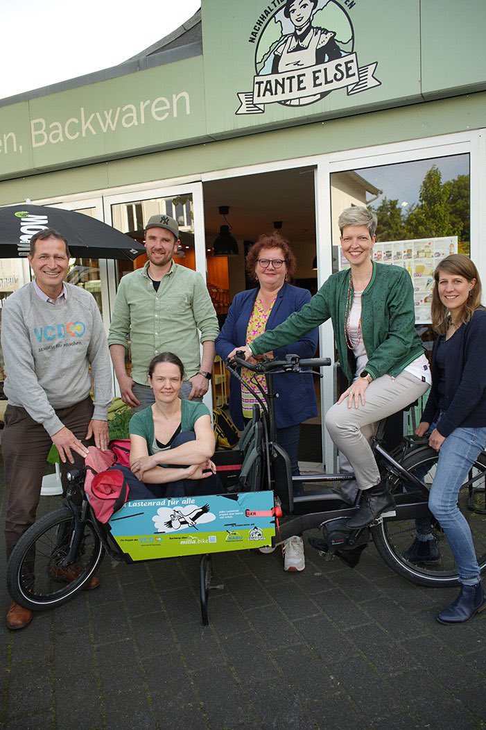 In den ländlichen Räumen NRWs gibt es viele Herausforderungen – aber auch Chancen. Auf ihrer #LandGrünZukunft Tour kommen <a href="/wibkegt/">Wibke Brems ☀️🌬</a> und <a href="/schaeffer_nrw/">Verena Schäffer</a> mit den Menschen vor Ort ins Gespräch. Gestartet sind sie in OWL u.a. beim @hdznrw &amp; <a href="/LoehneUmsteigen/">Löhne Umsteigen</a>. PM: gruene.fr/1h1