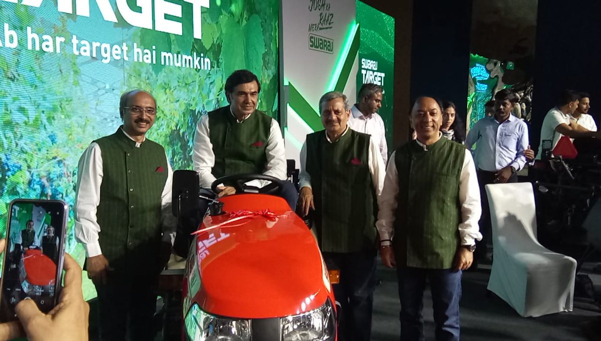 news_tractor's tweet image. 📸 Exclusive close-up shots of the stunning Swaraj Target 625 4x4 Tractor Model, fresh from the Swaraj Tractors event! 😍 Get an up-close look at this powerful machine captured by Team Tractor News. 
#Target625 #TractorLaunch #ExclusiveShots"