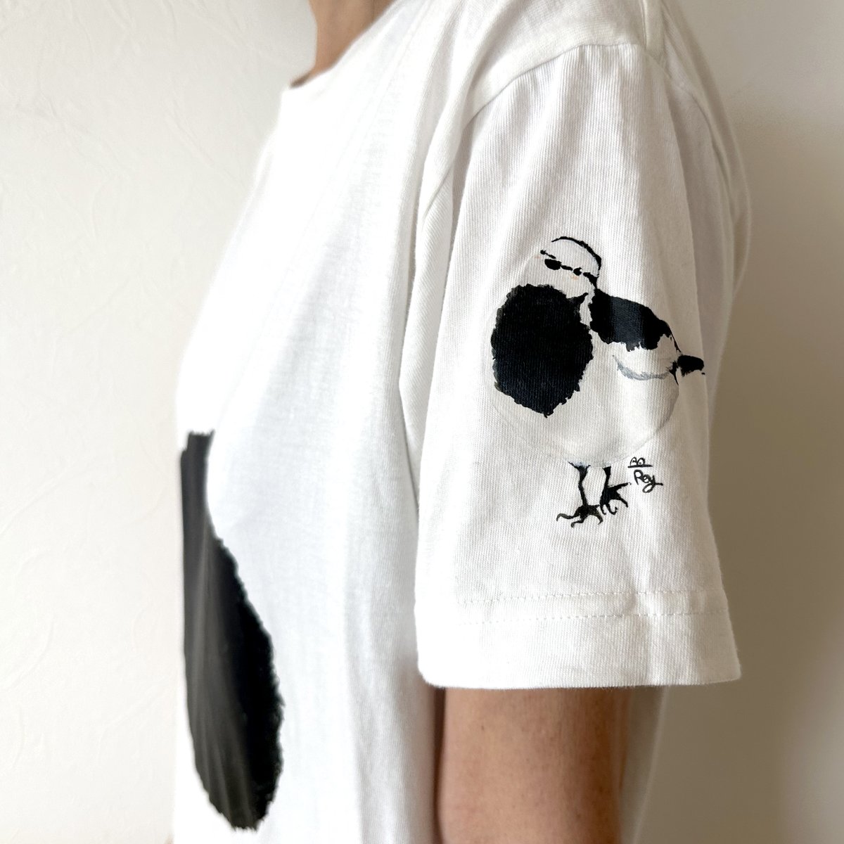 少し前ですが、母の日に「ハクセキレイTシャツ」をつくりました。最近始めたアナログ（水彩）で描いてみました。ハクセキレイの特徴であるお腹の黒い模様を正面に、全身をさりげなく袖にプリントしてあります😉 https://t.co/5ARHLk58yO