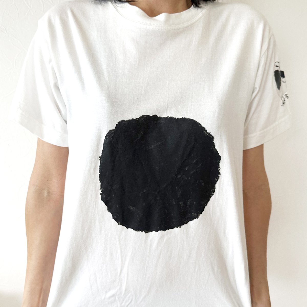 少し前ですが、母の日に「ハクセキレイTシャツ」をつくりました。最近始めたアナログ（水彩）で描いてみました。ハクセキレイの特徴であるお腹の黒い模様を正面に、全身をさりげなく袖にプリントしてあります😉 https://t.co/5ARHLk58yO