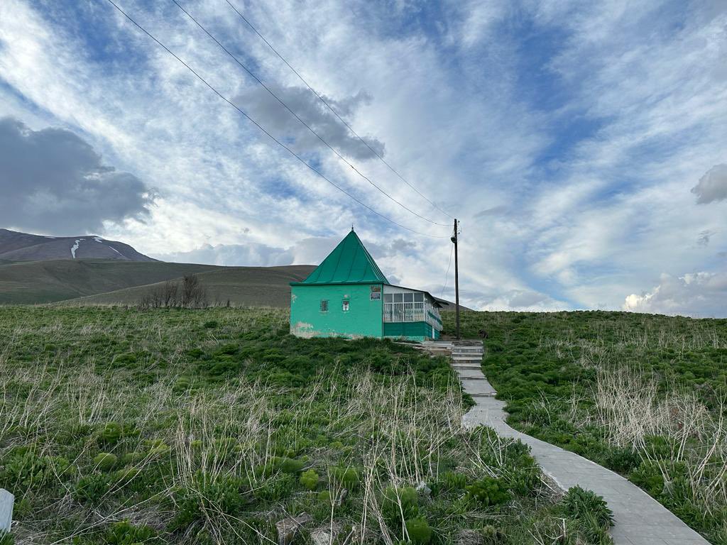 “Ey iman edenler! Mallarınız ve evlatlarınız sizi, Allah’ı zikretmekten alıkoymasın.”

Münafikun Suresi, 9. Ayet

#HayırlıCumalar 

[ Seyyid Abdülkadir Geylani Hz. Oğlu Muhammed Tayyar, vefat: 1179, Görentaş Köyü, Çatak, Van ]