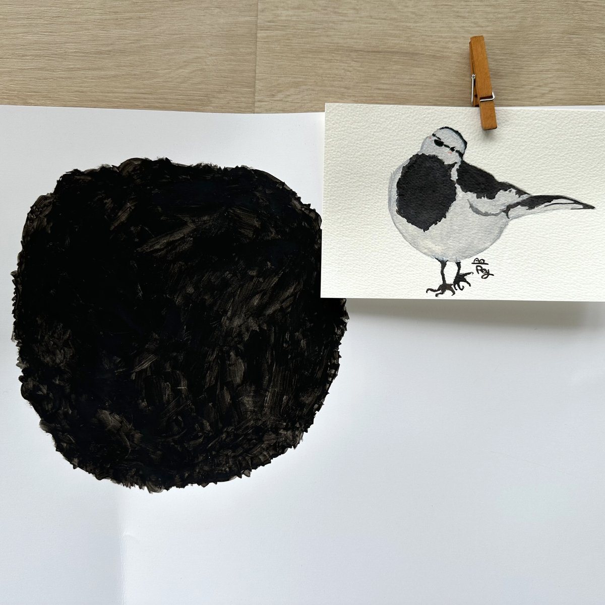 少し前ですが、母の日に「ハクセキレイTシャツ」をつくりました。最近始めたアナログ（水彩）で描いてみました。ハクセキレイの特徴であるお腹の黒い模様を正面に、全身をさりげなく袖にプリントしてあります😉 https://t.co/5ARHLk58yO