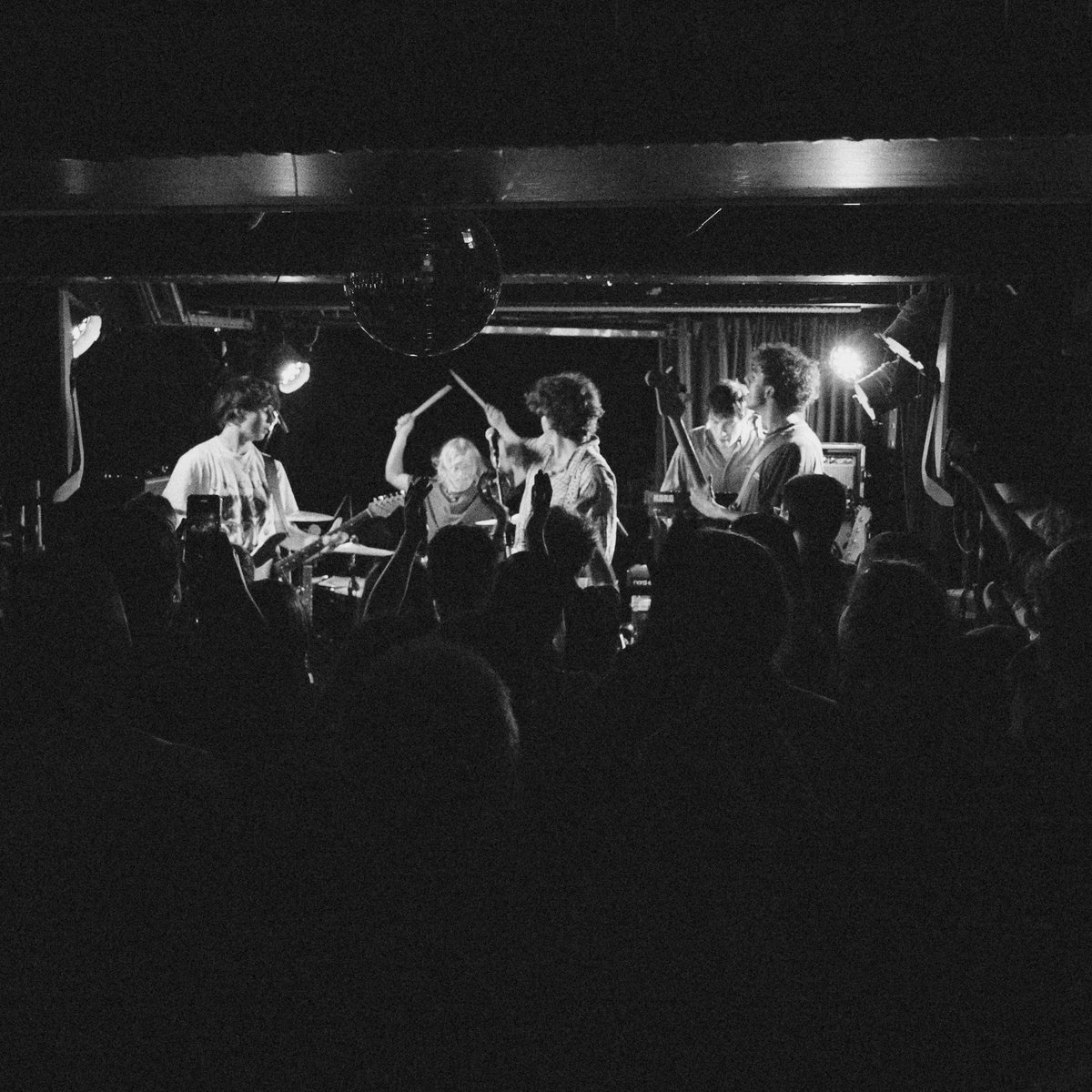 wearethenative_'s tweet image. Nous aimons Paris! 🇫🇷 Last stop of the tour is today @VESTROCK. See you on the Tent stage at 15:00. 

📸 Sam Fogg