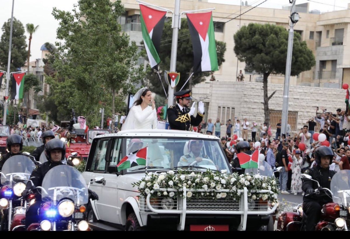مبارك لسيدي جلالة الملك وستي جلالة الملكة ، العرس الهاشمي الملكي الراقي .. زواج سمو ولي العهد الحسين بن عبدالله الثاني و سمو الاميرة رجوة الحسين.  يوم فرح وفخر واعتزاز . .فرحة كبيرة ورسائل هاشمية عظيمة .. 🙏#نفرح_بالحُسين