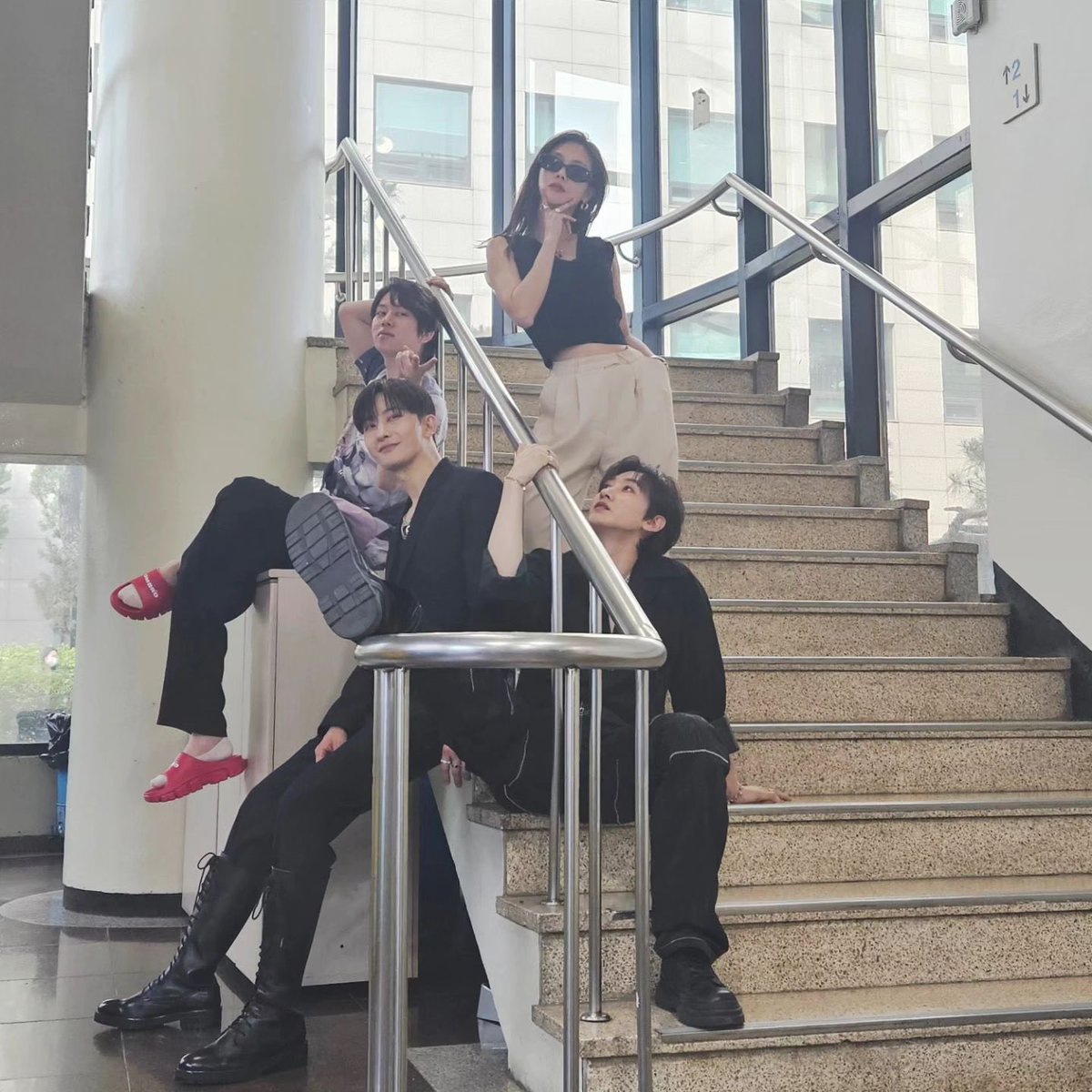 saedalcom_'s tweet photo. kimheenim IG

이곳이 그 유명한 뮤직뱅크 포토존입니까?!
.
.
#HEECHUL #ZHOUMI #EUNHYUK https://t.co/1rl87UcF4z