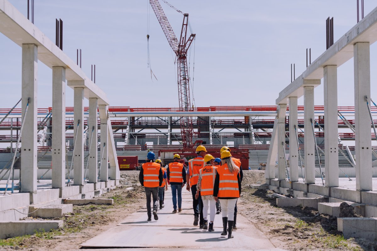 BC_Cambuur's tweet photo. 🏗️👀 Voor de top van de sponsorpiramide van SC #Cambuur vond woensdagmiddag de allereerste rondleiding voor leden van de Business Club over de bouwplaats van het nieuwe Cambuur Stadion plaats.

Bedankt voor jullie aanwezigheid! 💛💙 https://t.co/21SmCSCrHr