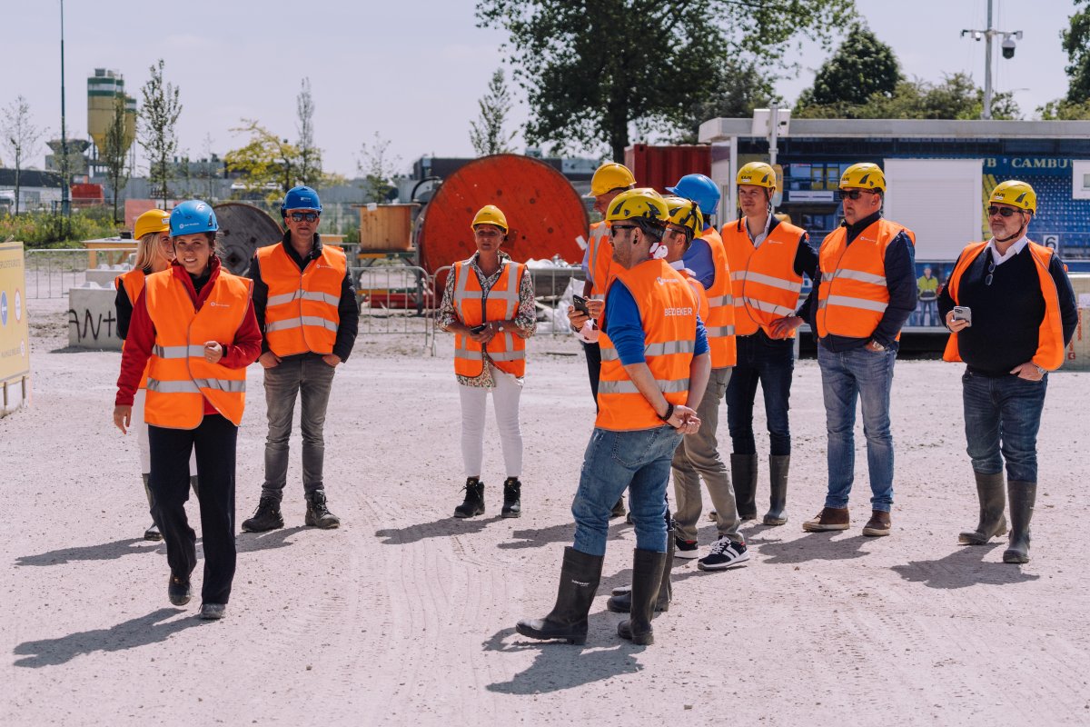 BC_Cambuur's tweet photo. 🏗️👀 Voor de top van de sponsorpiramide van SC #Cambuur vond woensdagmiddag de allereerste rondleiding voor leden van de Business Club over de bouwplaats van het nieuwe Cambuur Stadion plaats.

Bedankt voor jullie aanwezigheid! 💛💙 https://t.co/21SmCSCrHr