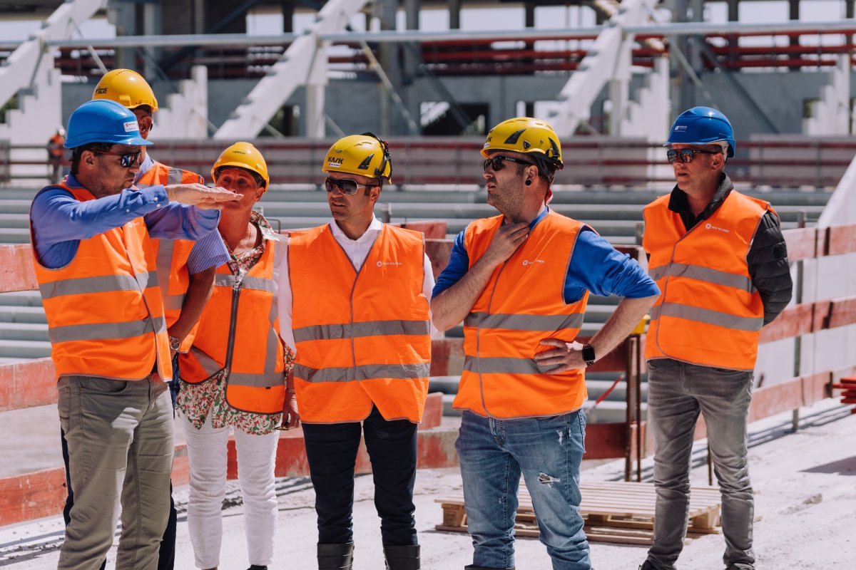 BC_Cambuur's tweet photo. 🏗️👀 Voor de top van de sponsorpiramide van SC #Cambuur vond woensdagmiddag de allereerste rondleiding voor leden van de Business Club over de bouwplaats van het nieuwe Cambuur Stadion plaats.

Bedankt voor jullie aanwezigheid! 💛💙 https://t.co/21SmCSCrHr