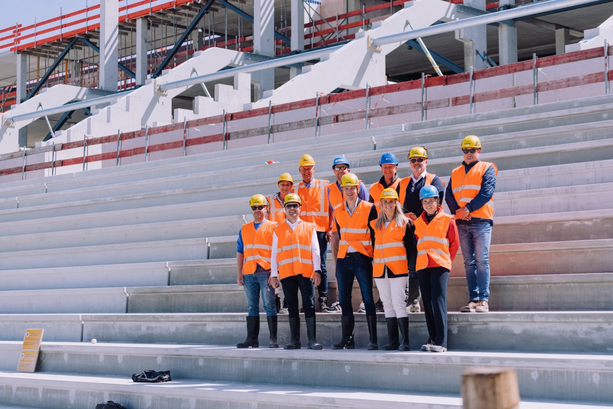 BC_Cambuur's tweet photo. 🏗️👀 Voor de top van de sponsorpiramide van SC #Cambuur vond woensdagmiddag de allereerste rondleiding voor leden van de Business Club over de bouwplaats van het nieuwe Cambuur Stadion plaats.

Bedankt voor jullie aanwezigheid! 💛💙 https://t.co/21SmCSCrHr