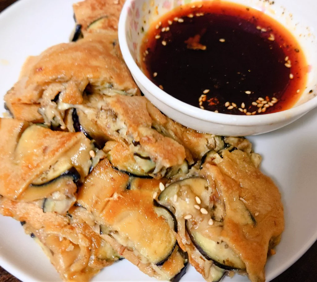 これ、簡単すぎて爆速で作れた……( ﾟдﾟ)♡
タレもいちから作った(醤油辣油ごま油酢砂糖ゴマ胡椒どーん)
ナスと調味料だけでこんな美味いのか……驚いた……
酒すすみます。お手軽おつまみヾ(・ω・)ゞ  