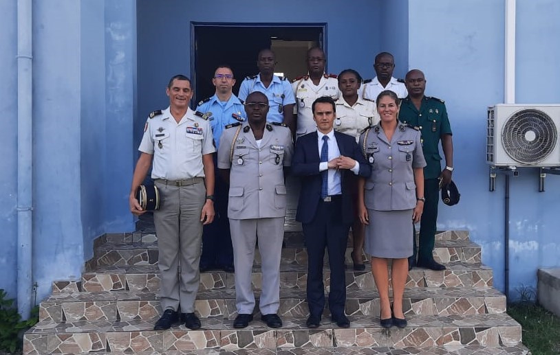 CoopSecuDefense's tweet photo. Les 3️⃣ #ENVR @CoopSecuDefense au #Gabon 🇬🇦 reçoivent la visite de Franck Staub, coordonnateur de la stratégie de @Armees_Gouv 🇫🇷 en Afrique.

Visite de l'@EEM_Libreville, #EASSML et @eafdl2022.  

Un partenariat de confiance et durable 🇫🇷🤝🇬🇦 https://t.co/u1whJoEthp