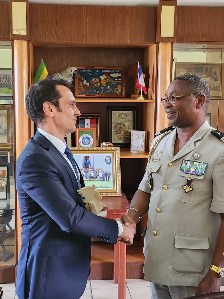 CoopSecuDefense's tweet photo. Les 3️⃣ #ENVR @CoopSecuDefense au #Gabon 🇬🇦 reçoivent la visite de Franck Staub, coordonnateur de la stratégie de @Armees_Gouv 🇫🇷 en Afrique.

Visite de l'@EEM_Libreville, #EASSML et @eafdl2022.  

Un partenariat de confiance et durable 🇫🇷🤝🇬🇦 https://t.co/u1whJoEthp