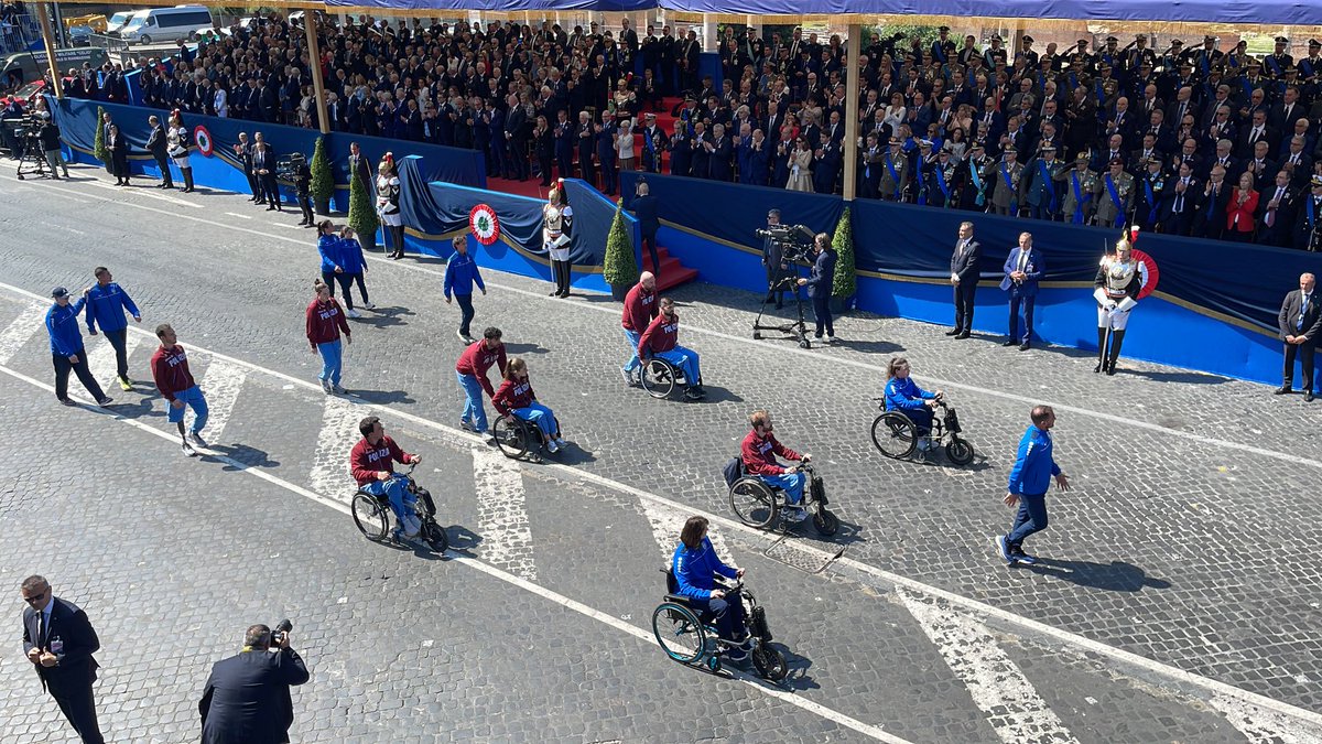 #2Giugno #FestadellaRepubblica
Sfilano ora gli atleti dei Gruppi Sportivi Paralimpici dei Corpi armati e non armati dello Stato: #GuardiadiFinanza, #PoliziadiStato e #PoliziaPenitenziaria
#ForzeArmate🇮🇹 #UnaForzaperilPaese