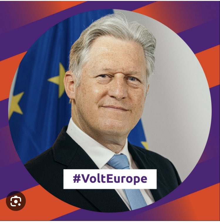 Maak kennis met Volt senator Hartog. Hij woont in Ierland maar hij werkt in Brussel. Hij ontvangt per jaar €160000 reiskostenvergoeding €3600 onkostenvergoeding en daarboven op €34000 salaris. Hij gaat voor ons bepalen wat goed is voor NL. Hij maakt zgn zorgen over het milieu