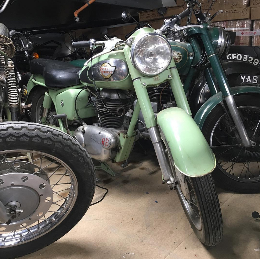 Hiding in a shed this pale green Crusader is showing lots of potential for a quick and easy restoration.
#royalenfield #crusader #enfield #motorcycle #bike #bullet #classicmotorcycle #continentalgt #riding #meteor #teenagedream #motorbike #rocker #classic #sixties #1960s #250s