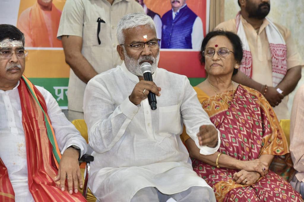 swatantrabjp's tweet photo. मा• प्रधानमंत्री श्री @NarendraModi जी के नेतृत्व में केन्द्र सरकार के स्वर्णिम 9 वर्ष पूर्ण होने के अवसर पर आज प्रयागराज में प्रेस वार्ता कार्यक्रम को संबोधित किया। 

इस अवसर पर साथ में मा• राज्यसभा सांसद व झारखण्ड प्रदेश के महामंत्री श्री @AdityaPdSahu जी, प्रयागराज से लोकप्रिय सांसद श्रीमती @RitaBJoshi जी, मा• मंत्री श्री @NandiGuptaBJP जी व अन्य गणमान्य लोग मौजूद रहे। #9YearsOfSeva