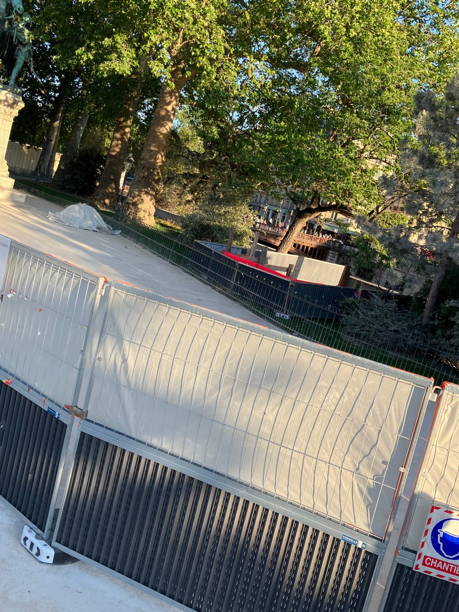 JCQDSE's tweet photo. "Diagnostic technique" à Notre-Dame. 

Les travaux sont cachés par une haute palissade. 

La mairie paraît avoir creusé un grand trou au pied des arbres (sur la pelouse qui venait d'être replantée). 

Peut-on savoir de quoi il s'agit, @ArielWeilT, @jacquesbaudrier ??

1/2 https://t.co/WR0IH0HITL