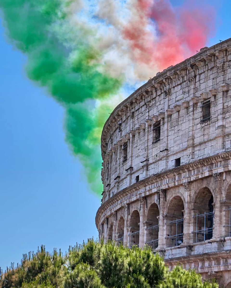 Today is Republic Day in Italy 🇮🇹. The whole country is ready to enjoy a long weekend. Where would you like to go?

📷 IG rome_tips

#ilikeitaly #traditions #FestadellaRepubblica  #2giugno #freccetricolore